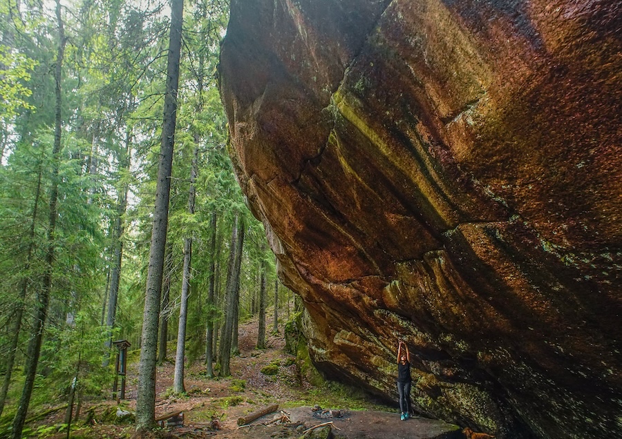 Hiking pirunkirkko. Devil's church rock formation.