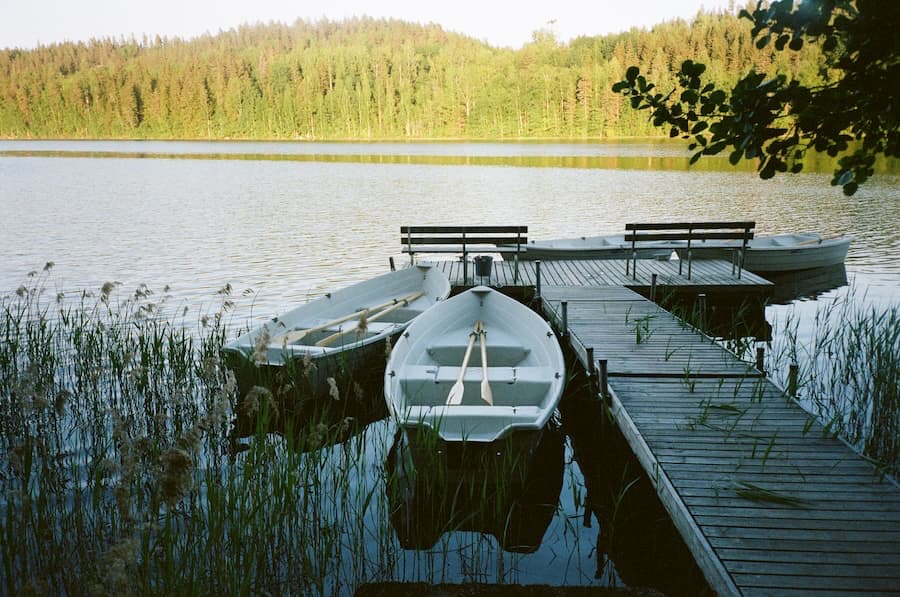 Mökki ja veneily mahdollisuus. Lomakylän aktiviteetit.