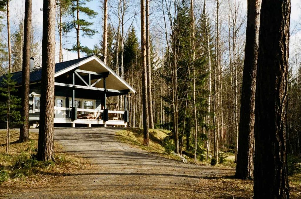 Vuokramökki. Vuokraa mökki järven rannalta.
