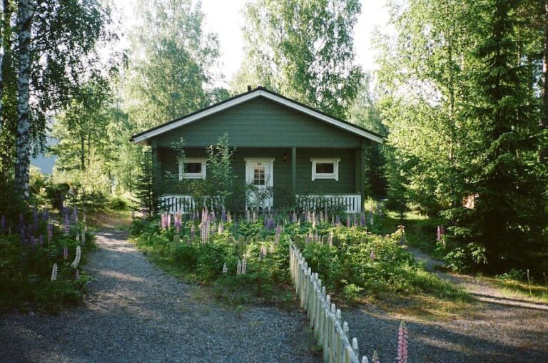 Saunallienn vuokramökki järven rannalla. Lomakylä.