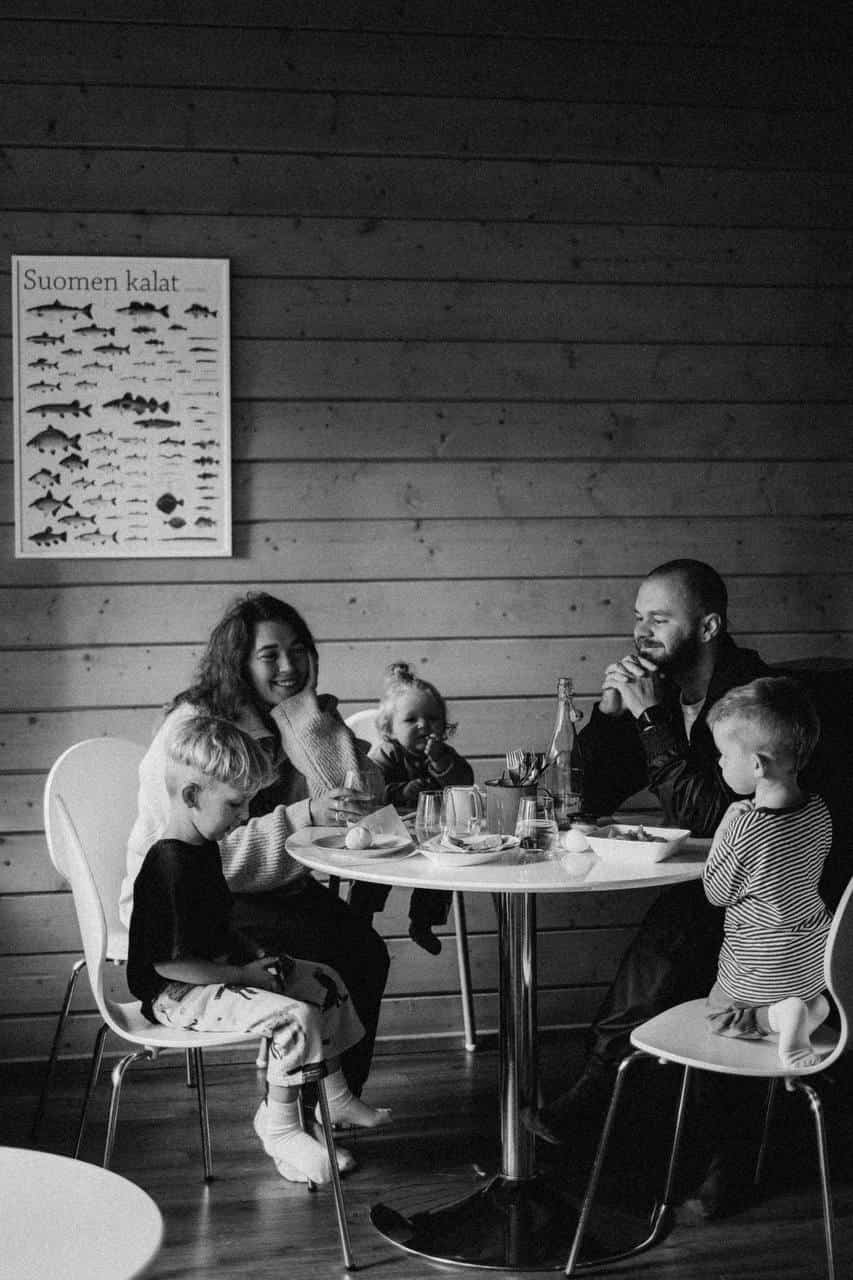 Majoituksessa aamiainen lapsiperheille.